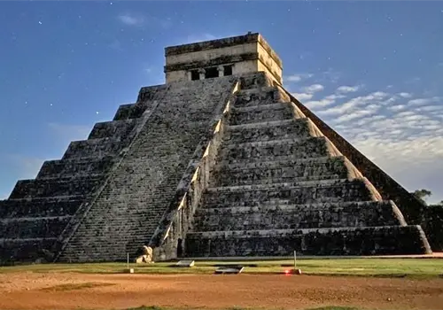 Fenómeno de la serpiente ilumina Chichén Itzá Fenómeno de la serpiente ilumina Chichén Itzá