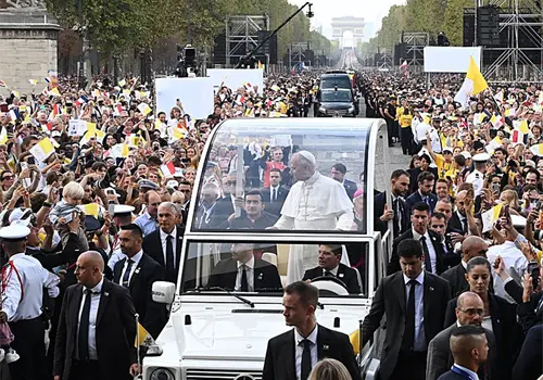 El papa ante 700 mil fieles en Par&iacute;s, Francia