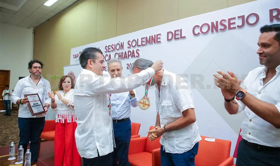 La primera medalla fue entregada a don Bruno Giesemann, impulsor de Finca Argovia y de la Ruta del Café. Cortesía