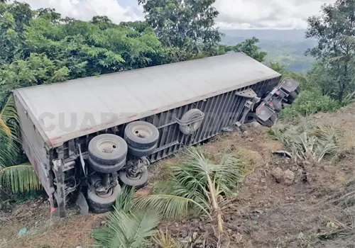 Trailero resulta herido al volcar en zona de curvas