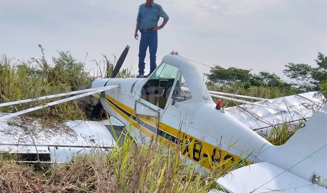 La avioneta fumigadora terminó entre pastizales tras un aterrizaje forzoso en los límites de Suchiate y Tapachula. Rafael Victorio / CP