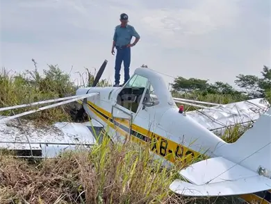 Avioneta fumigadora realiza aterrizaje forzoso Avioneta fumigadora realiza aterrizaje forzoso