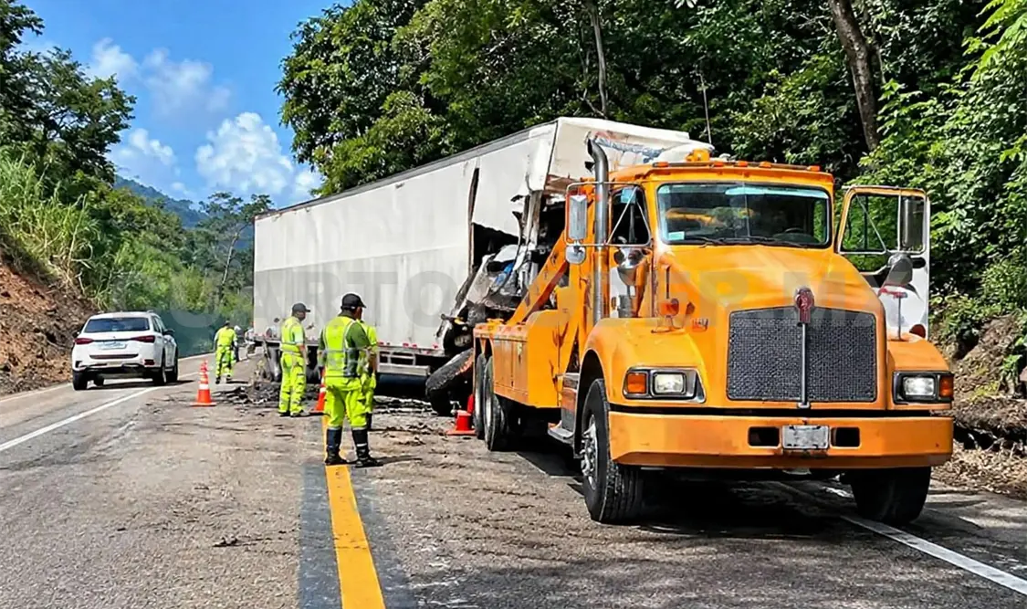 La cabina del tráiler quedó severamente dañada. Cortesía