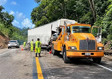 Queda atrapado en la cabina de tr&aacute;iler
