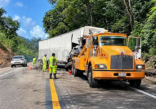 Queda atrapado en la cabina de tráiler Queda atrapado en la cabina de tráiler