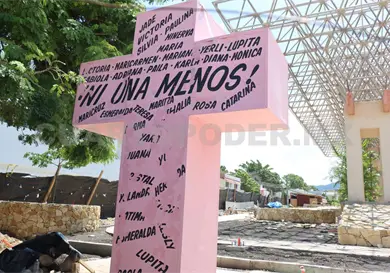 Podrían reubicar cruz en honor a víctimas Podrían reubicar cruz en honor a víctimas