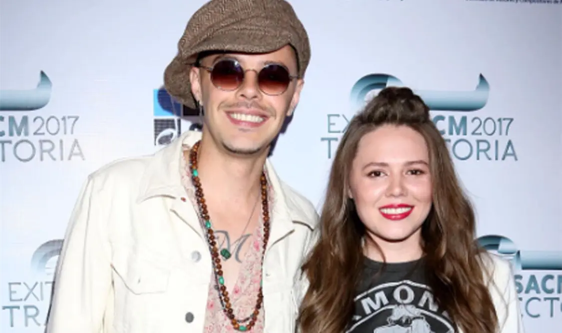 Jesse y Joy se abrazan en el escenario