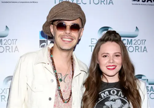 Jesse y Joy se abrazan en el escenario
