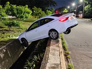 Abandonan vehículo al caer a dren pluvial Abandonan vehículo al caer a dren pluvial
