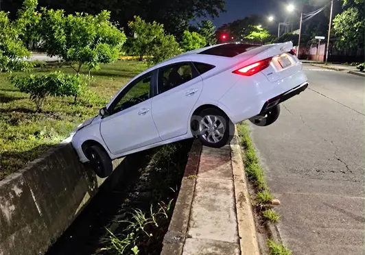 Abandonan vehículo al caer a dren pluvial Abandonan vehículo al caer a dren pluvial