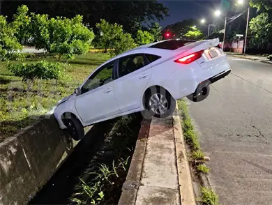 Abandonan veh&iacute;culo al caer a dren pluvial