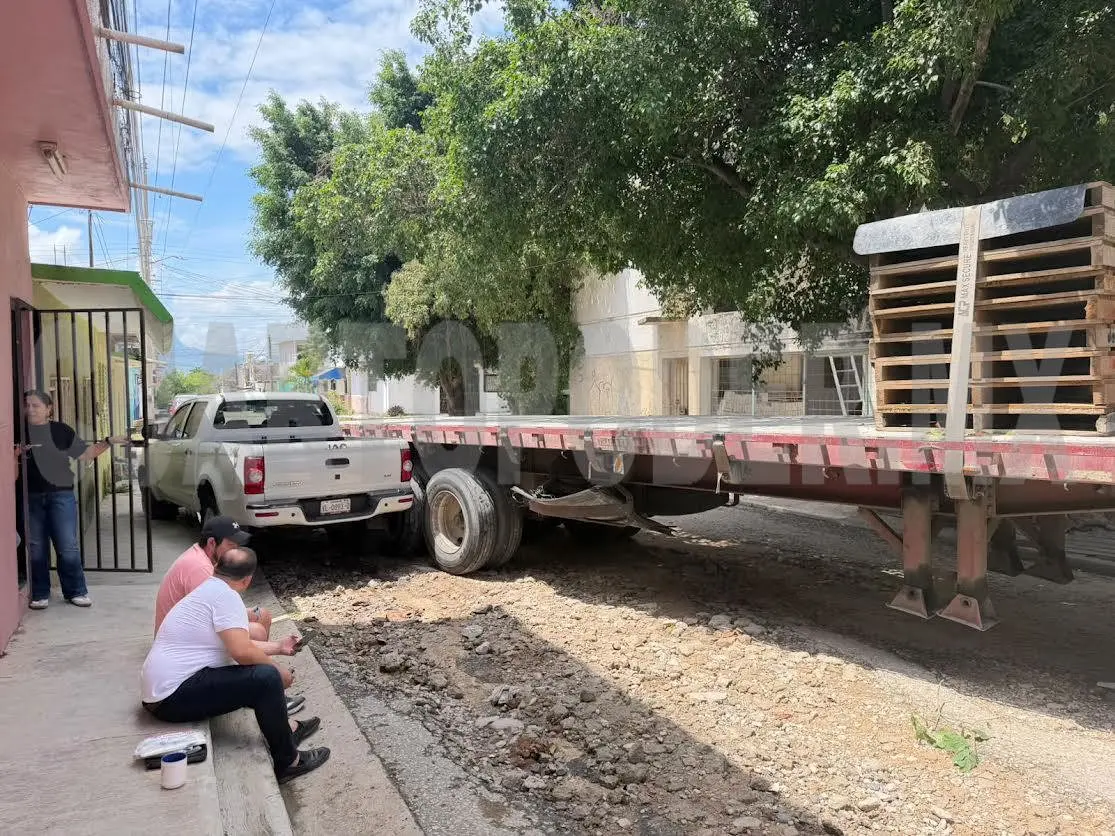Unidad con plataforma arrolla a adulto mayor