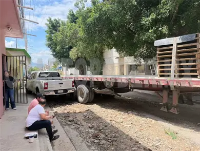 Unidad con plataforma arrolla a adulto mayor