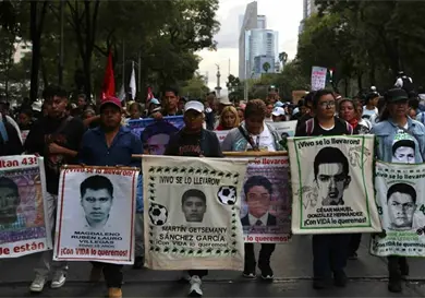 Revelan v&iacute;nculo de funeraria y Semefo con los normalistas