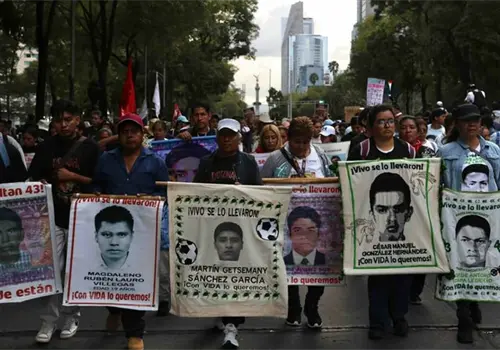Revelan v&iacute;nculo de funeraria y Semefo con los normalistas