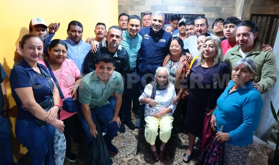Ángel Torres junto a las y los habitantes. Cortesía