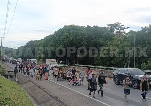 Sale caravana migrante de Huehuet&aacute;n