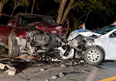 Dos automóviles quedan despedazados en colisión Dos automóviles quedan despedazados en colisión