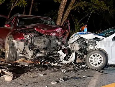Dos automóviles quedan despedazados en colisión Dos automóviles quedan despedazados en colisión