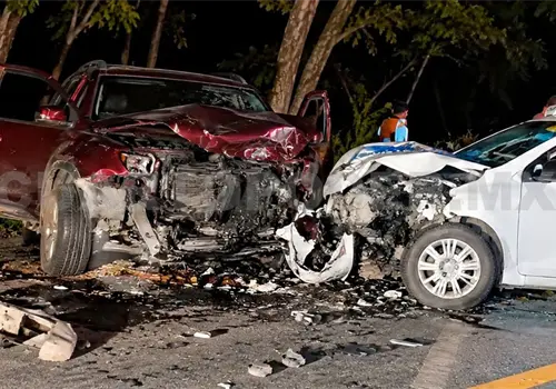 Dos automóviles quedan despedazados en colisión Dos automóviles quedan despedazados en colisión