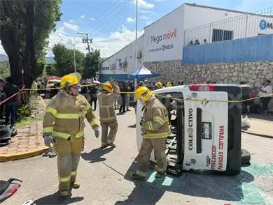 Por tratar de ganar el pasaje causan aparatoso choque Por tratar de ganar el pasaje causan aparatoso choque