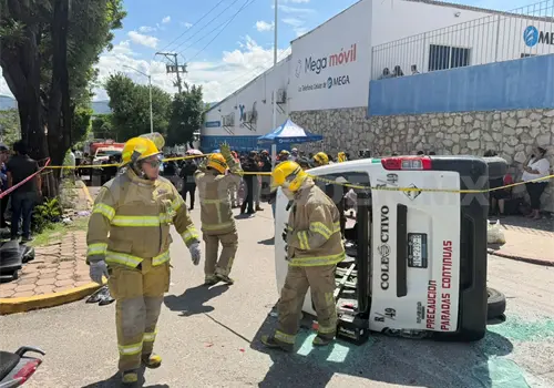 Por tratar de ganar el pasaje causan aparatoso choque Por tratar de ganar el pasaje causan aparatoso choque