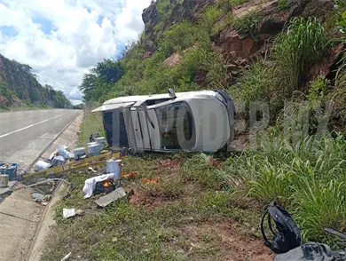 Pick up vuelca a un costado del camino