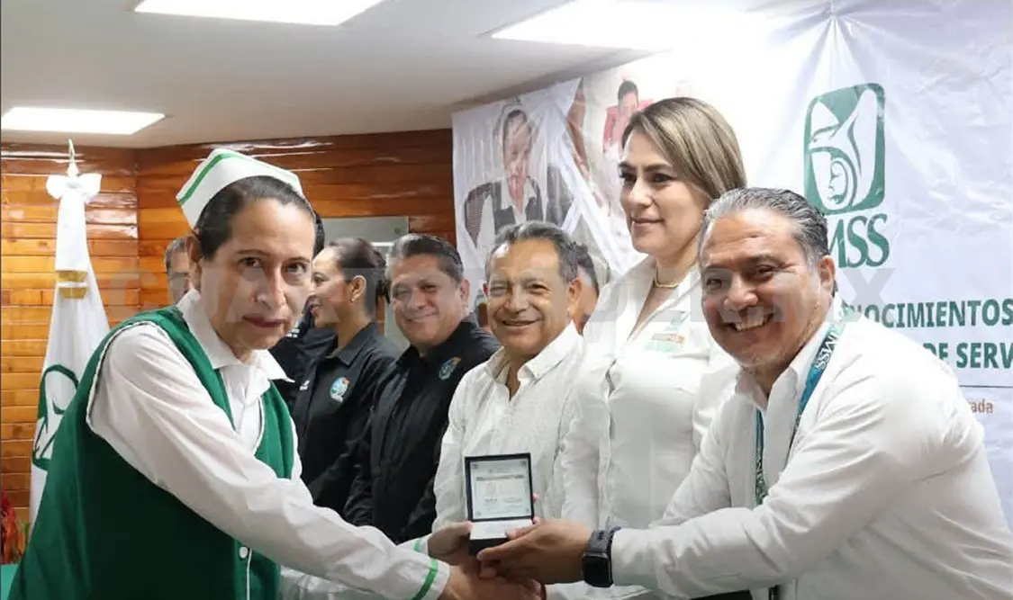 Por los años de servicio al paciente, IMSS entrega medalla. Cortesía