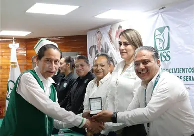 Reconocen a trabajadores con medallas de plata