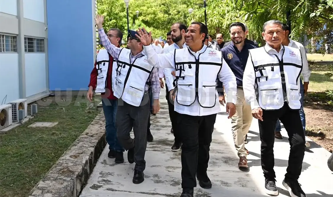 Eduardo Ramírez Aguilar estuvo acompañado de funcionarios para constatar las obras. Cortesía