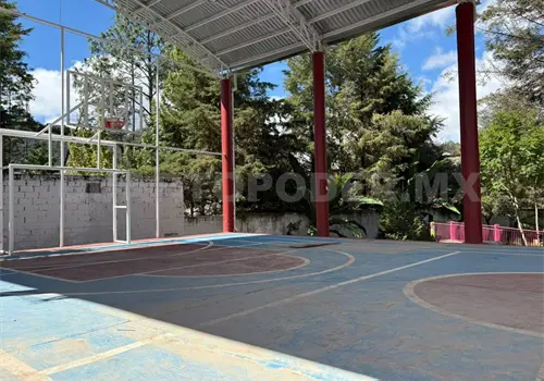 Vecinos exigen prontitud en construcci&oacute;n de cancha
