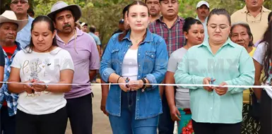Valeria Rosales inaugura calle en El Porvenir
