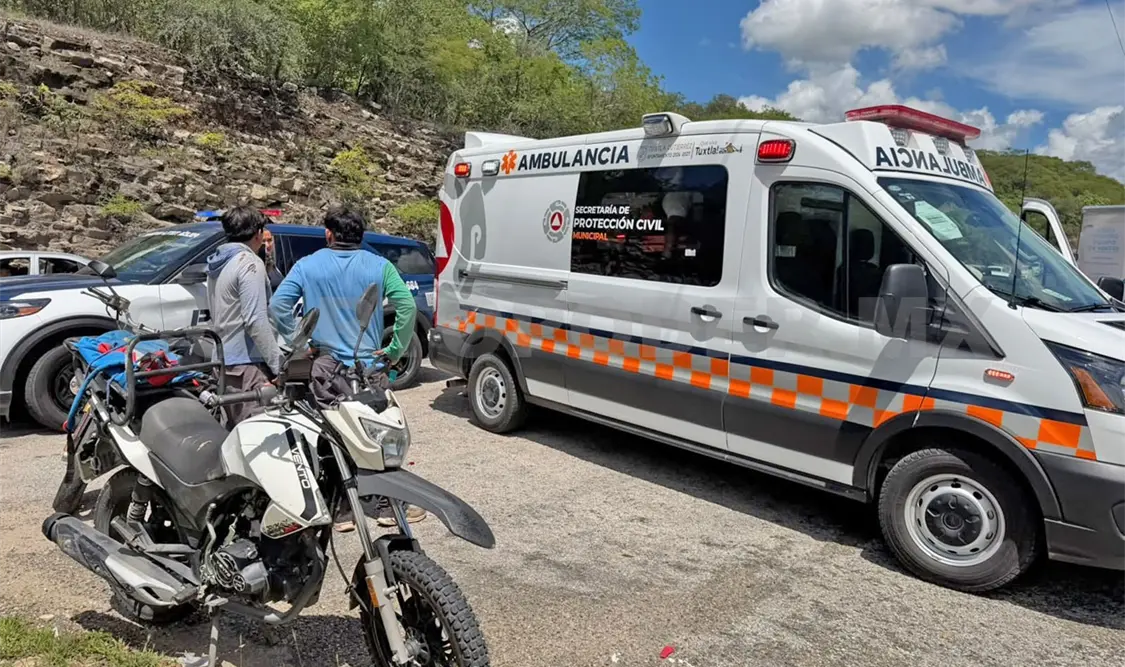 Paramédicos hospitalizaron al joven que sufrió una probable fractura en una pierna. Ulises Villalobos / CP
