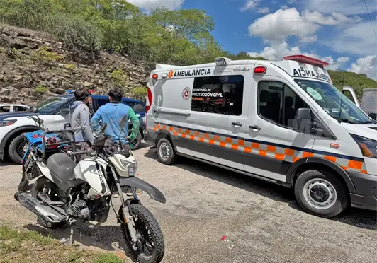 Impactan a motociclista y resulta con posible fractura Impactan a motociclista y resulta con posible fractura