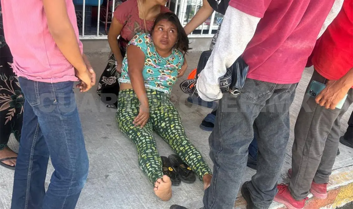 La transeúnte fue atendida en el sitio después de ser atropellada en el cruce de la avenida Guanajuato y calle Durango. Ulises Villalobos / CP