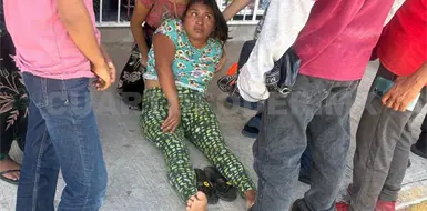Colectivo arrolla a mujer; no fue hospitalizada