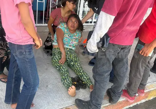 Colectivo arrolla a mujer; no fue hospitalizada Colectivo arrolla a mujer; no fue hospitalizada