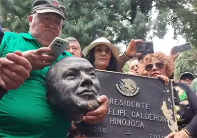 Decapitan estatua de Felipe Calderón Decapitan estatua de Felipe Calderón