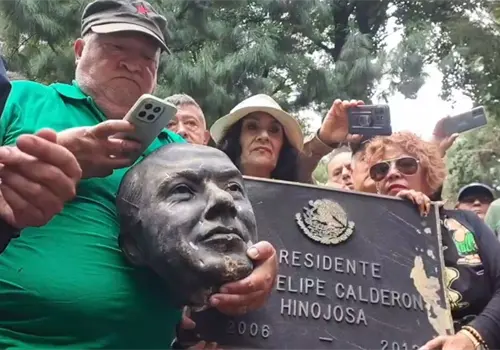 Decapitan estatua de Felipe Calder&oacute;n