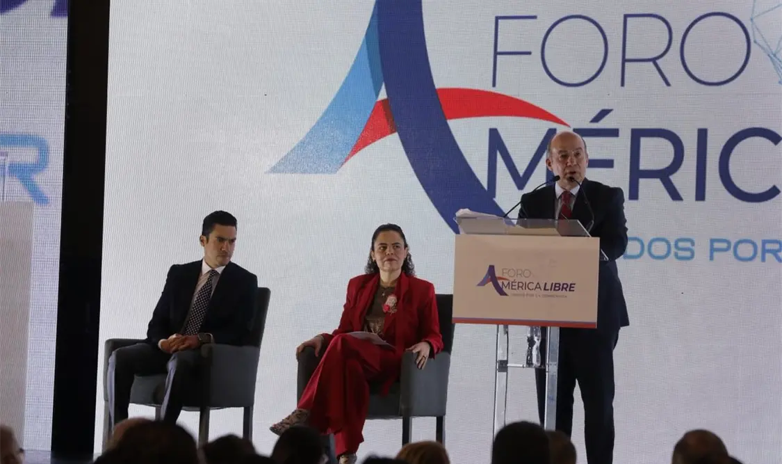 "México está regresando a una nueva versión de la dictadura perfecta", dice Calderón en foro del PAN. Cortesía