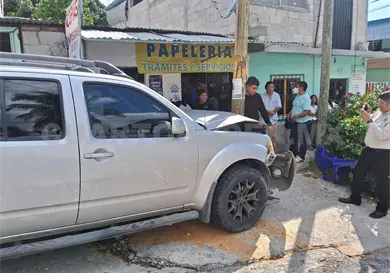 Arrolla camioneta a estudiantes y un civil Arrolla camioneta a estudiantes y un civil