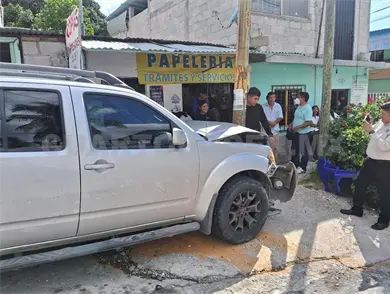 Arrolla camioneta a estudiantes y un civil Arrolla camioneta a estudiantes y un civil
