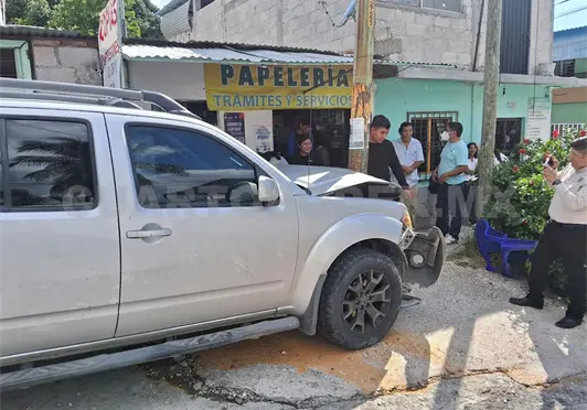 Arrolla camioneta a estudiantes y un civil Arrolla camioneta a estudiantes y un civil