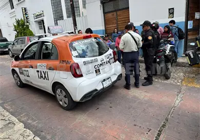 Acusan a taxista de robarse un teléfono Acusan a taxista de robarse un teléfono