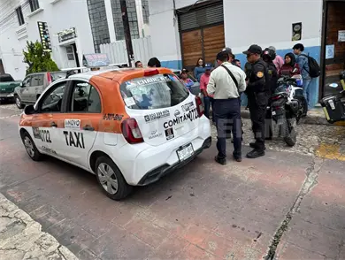 Acusan a taxista de robarse un teléfono Acusan a taxista de robarse un teléfono