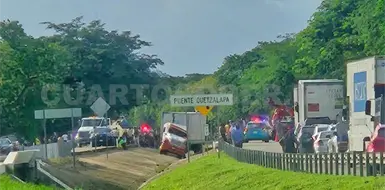 Se vuelca un camión de carga y hubo rapiña Se vuelca un camión de carga y hubo rapiña