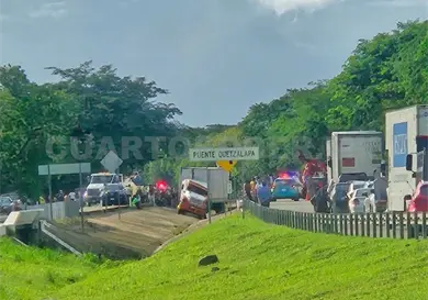 Se vuelca un camión de carga y hubo rapiña Se vuelca un camión de carga y hubo rapiña