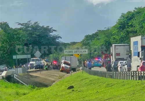 Se vuelca un cami&oacute;n de carga y hubo rapi&ntilde;a
