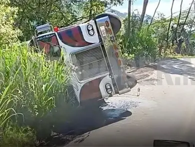 Aparatosa volcadura salda con un herido