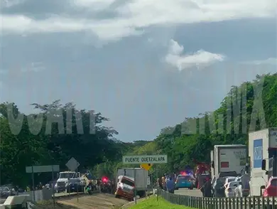 Se vuelca cami&oacute;n de carga